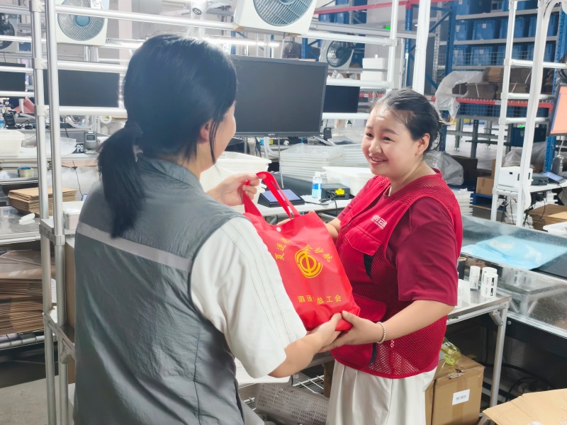 热浪送清凉，关怀润人心｜宝时云仓联合泗泾工会慰问高温一线职工